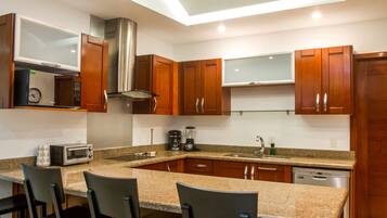 KylskÄp, mikrovÄgsugn, ugn och spishÀll