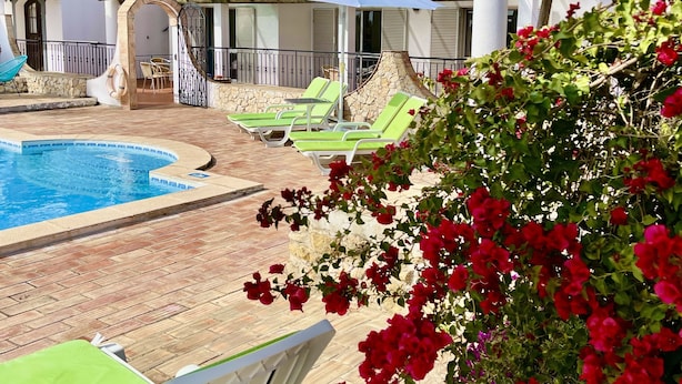 A pool area with lounge chairs and a covered seating area. - The Lemon Tree Villa - Apt. 4 - Algarve/Portugal (Moncarapacho)