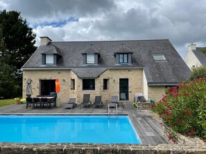 A heated pool - Traditional Breton house with heated swimming pool 5min walk from the beach (baden)