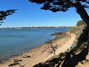 Beach nearby, sun-loungers, beach towels