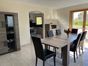 Dining - Traditional Breton house with heated swimming pool 5min walk from the beach (baden)