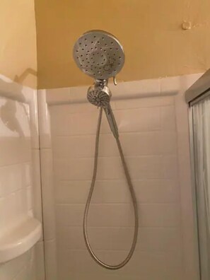 Ducha y bañera combinadas, secador de pelo, toallas y jabón