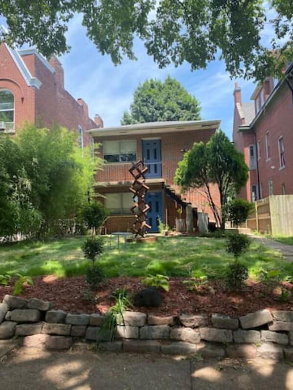 Exterior - Charming Efficient 2nd Floor 2 Bedroom Apartment (St. Louis)