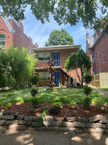 Charming Efficient 2nd Floor 2 Bedroom Apartment