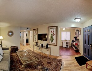 TV - Charming Efficient 2nd Floor 2 Bedroom Apartment (St. Louis)