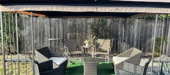 Pineland Getaway, 4 Queen + 2 Twin ~ Central location