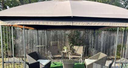 Pineland Getaway, 4 Queen + 2 Twin ~ Central location