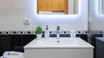 Een douche, een haardroger, handdoeken