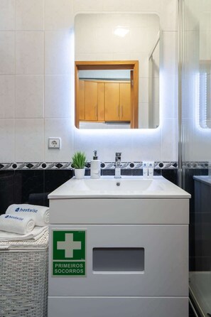 Chuveiro, secador de cabelo, toalhas de banho 