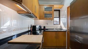 Réfrigérateur, micro-ondes, four, plaque de cuisson