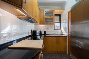 Geladeira, micro-ondas, fogão, cooktop