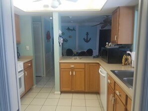 Fridge, microwave, oven, stovetop - Jupiter house near beach sleeps 10 , heated enclosed pool . (Tequesta)