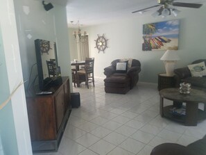 TV - Jupiter house near beach sleeps 10 , heated enclosed pool . (Tequesta)