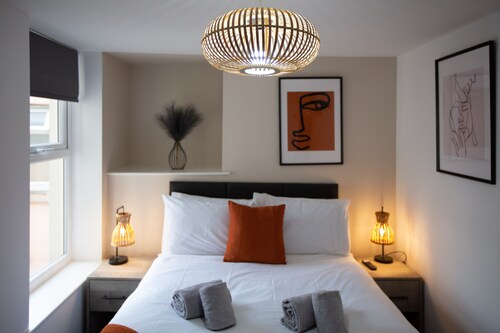 Modern 2 Bed Family Apartment, Central Location, Close to the beach