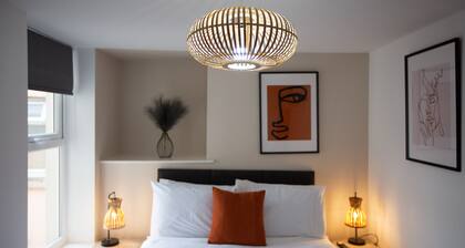 Modern 2 Bed Family Apartment, Central Location, Close to the beach