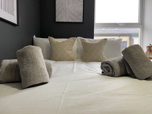 3 habitaciones, escritorio, tabla de planchar con plancha y wifi gratis 