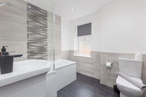 Ensemble douche/baignoire, sèche-cheveux, serviettes fournies, savon