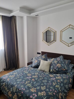 2 slaapkamers, een bureau, een strijkplank/strijkijzer, gratis wifi