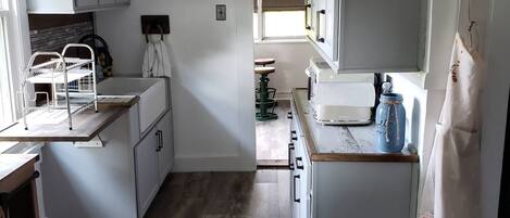 Microondas, cafetera y tetera y utensilios de cocina