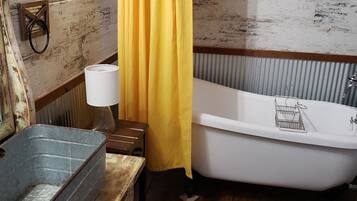 Combined shower/bathtub, hair dryer, towels