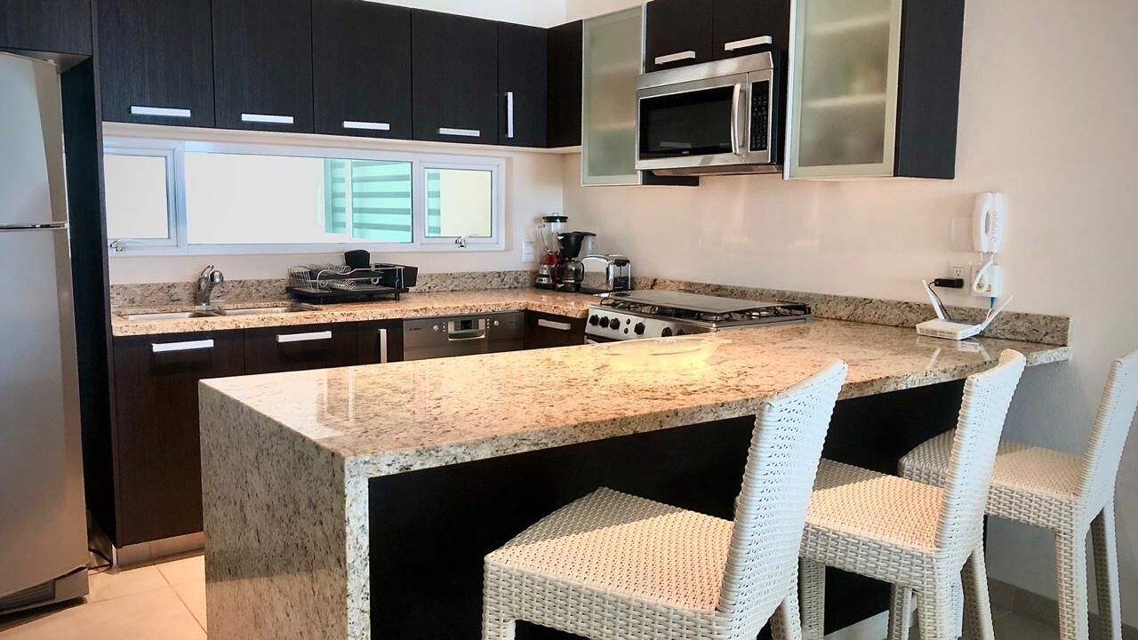 Breathtaking ocean view and relaxing heated pools !