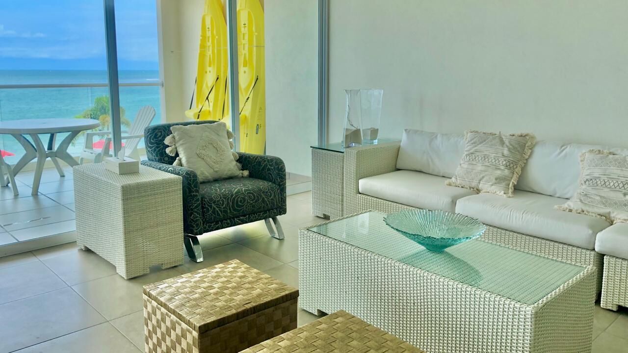 Breathtaking ocean view and relaxing heated pools !