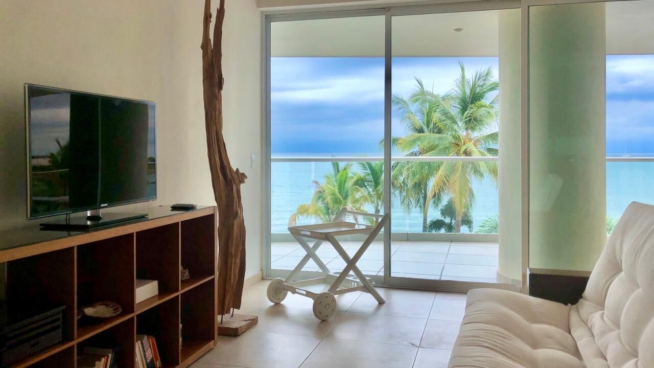 Breathtaking ocean view and relaxing heated pools !