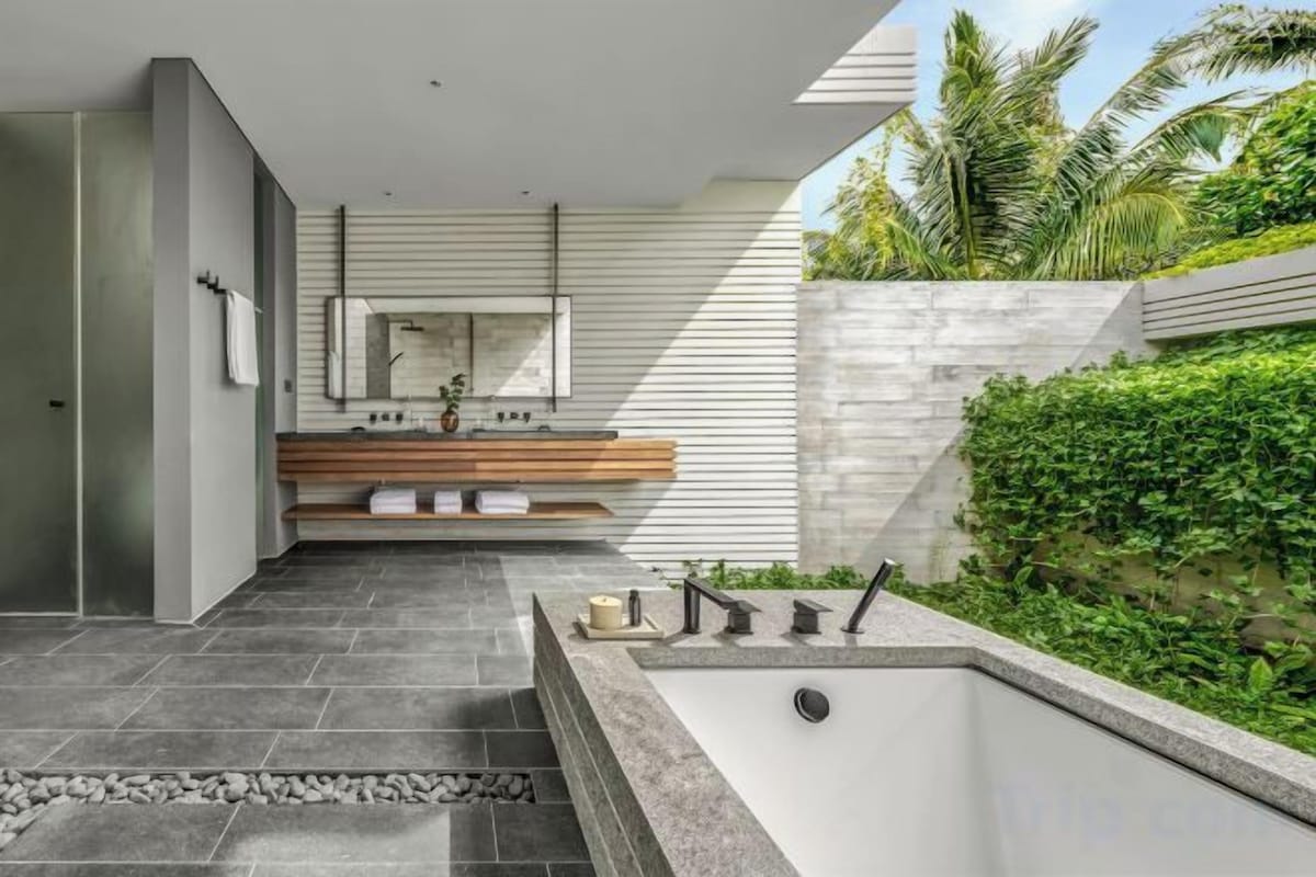 Separate tub and shower, rainfall showerhead, free toiletries
