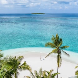 Plage privée, sable blanc, chaises longues, parasols