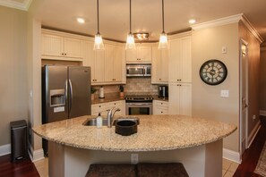 Fridge, microwave, oven, stovetop - You'll love the spectacular view from the "Waterfront" (St. Simons Island)