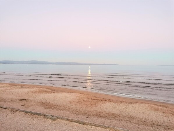 Plage à proximité, chaises longues
