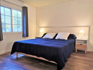 2 Schlafzimmer, Schreibtisch, Bügeleisen/Bügelbrett, Reisekinderbett
