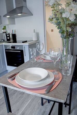 Fridge, microwave, oven, stovetop - Stunning Flat / Walk to town & beach / Bournemouth (Bournemouth)