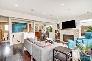 Smart TV, chimenea y reproductor de DVD 