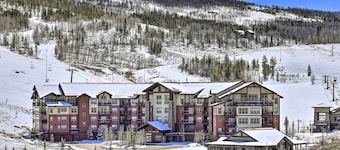 Ski-In/Ski-Out Luxe Mountain Getaway in Granby