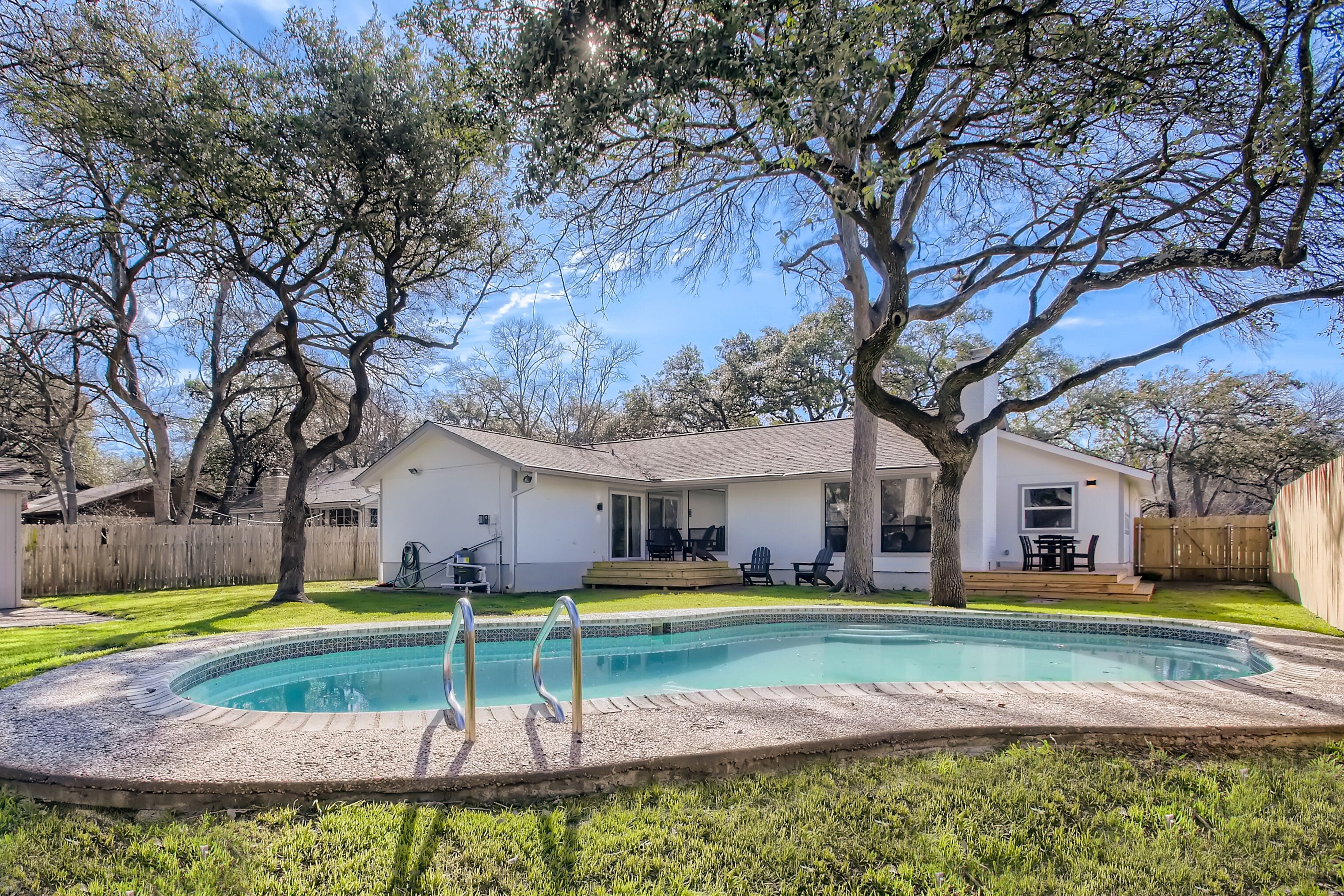 Modern 4bd w/ Pool, Outside dining, Gourmet kitchen
