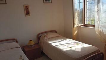 2 bedrooms, iron/ironing board, bed sheets