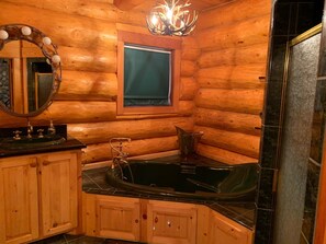 Badewanne, Whirlpool, Haartrockner, Handtücher