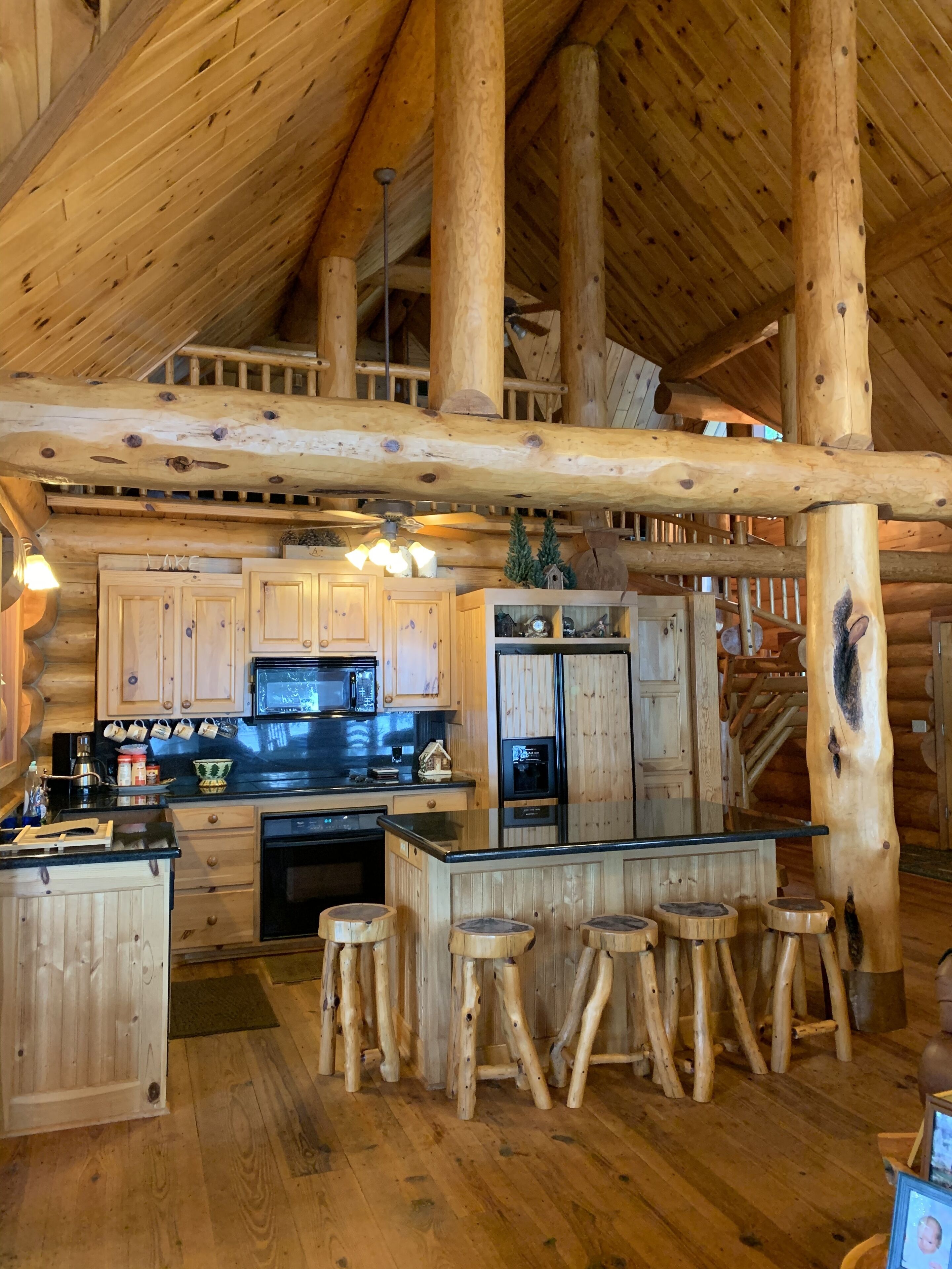 Lake Sam Rayburn - Waterfront Custom Log home, 2000 Sq Ft