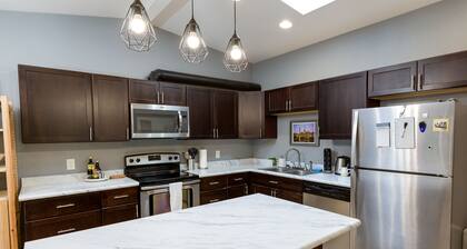 Modern, pet friendly1/3 acre home just 25 minutes to downtown Portland