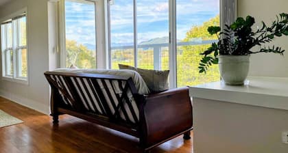 Beautiful, pet friendly farmstay - 11 mi to dwtn Asheville; 12 mi to Biltmore!