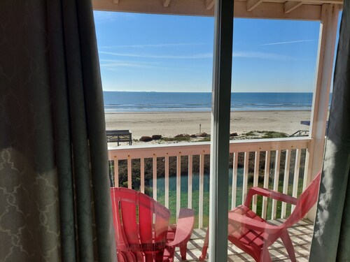 Beachfront condo w Ocean Views and Private Walkover