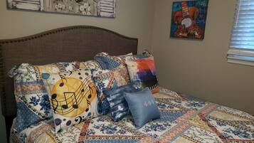 4 bedrooms, iron/ironing board, free WiFi, bed sheets