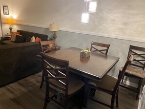 Dining - 3 Bedroom, 2 Bath Condo close to Disney (Kissimmee)
