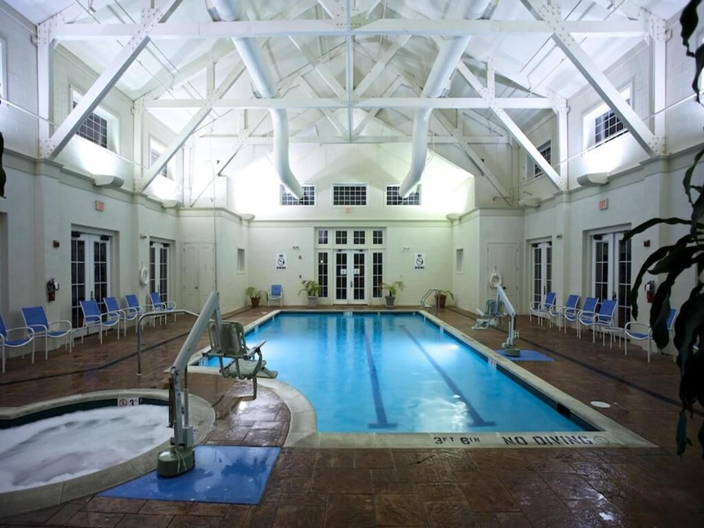 Een binnenzwembad en een buitenzwembad