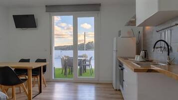 Een koelkast, een magnetron, een koffiezetapparaat/waterkoker