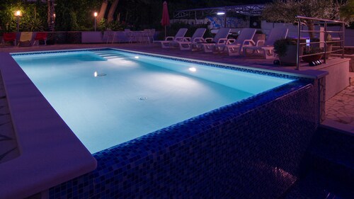 App for 2 with heated pool, nice garden and bbq