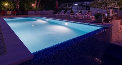 App for 2 with heated pool, nice garden and bbq
