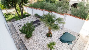 Terrace/patio - App for 2 with heated pool, nice garden and bbq (Banjole)
