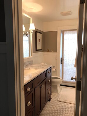 Combined shower/bathtub - Laguna Beach home with washer/ dryer and golf cart (Laguna Beach)